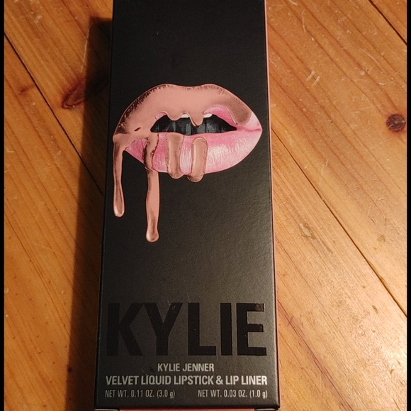 Kylie Jenner lip stick and liner